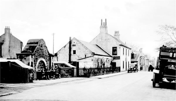 War memorial and Boghead Inn